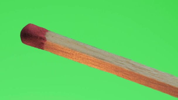 Match Stick μαγικά αναμιγνύεται σε φλόγες και αναφλέγεται στην πυρκαγιά πράσινο φόντο οθόνη - Φωτογραφία, εικόνα