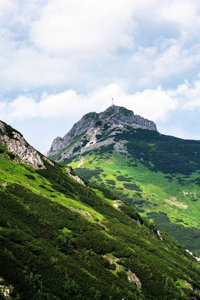 As Montanhas Tatras Altas (Vysoke Tatry, Tatry Wysokie, Magas-Tatra) são uma cordilheira ao longo da fronteira da Eslováquia na região de Presov, e sul da Polônia na Voivodia da Polônia Menor
. - Foto, Imagem