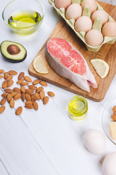Dieta keto, niskowęglowodanowa zdrowa żywność. awokado, ryby, olej, orzechy na białym tle - Zdjęcie, obraz