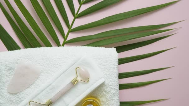 Jade roller face massager met essentiële olie flessen, handdoek en palmblad. Gezichtsmassage tool - Video