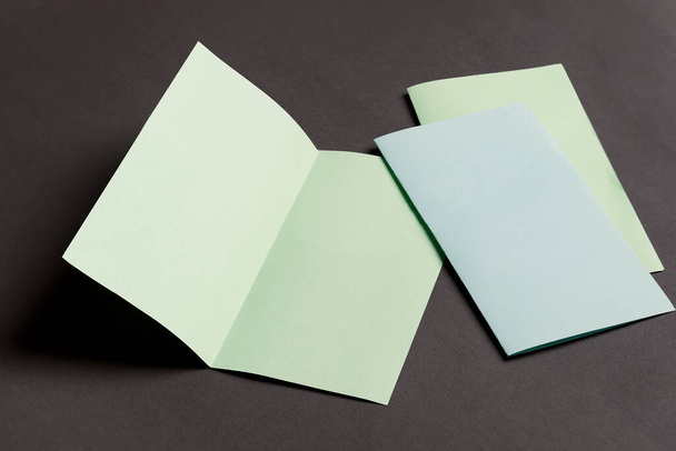 Składane dwuskładnikowe wizytówki makieta zielonej karty - Zdjęcie, obraz