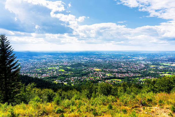 Panoramisch uitzicht op Bielsko Biala stad vanaf de hellingen van Magurka in Beskid Maly, Polen. Bielsko is een stad gelegen aan de voet van de bergen met een goede toeristische infrastructuur. - Foto, afbeelding