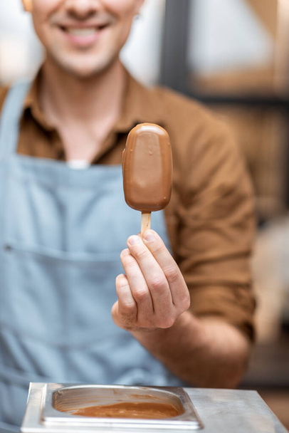 Venditore con gelato al cioccolato - Foto, immagini