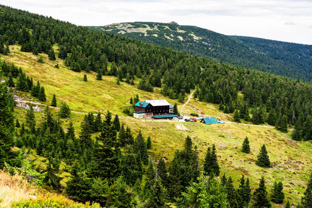 Hegyi szálloda Martinova Bouda a cseh Krkonose hegység nemzeti park. Krkonose (Karkonosze lengyelül) és a szudétai hegyek egy része. - Fotó, kép