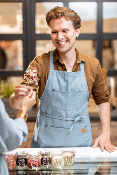 Homem vendendo sorvete na loja - Foto, Imagem