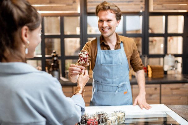 Homme vendant de la crème glacée au magasin - Photo, image