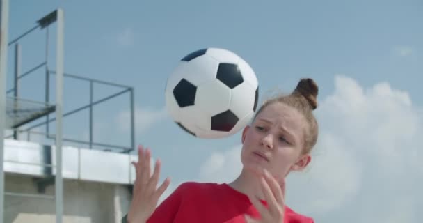 Teenager girl football soccer player practicing - Záběry, video