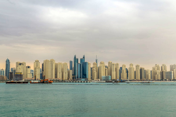 Удивительный вид на пляжи Джумейра и Дубай Марина Ватерфронт Skyscraper, Озил и бизнес Skyline в Дубай Марина, Объединенные Арабские Эмираты
 - Фото, изображение
