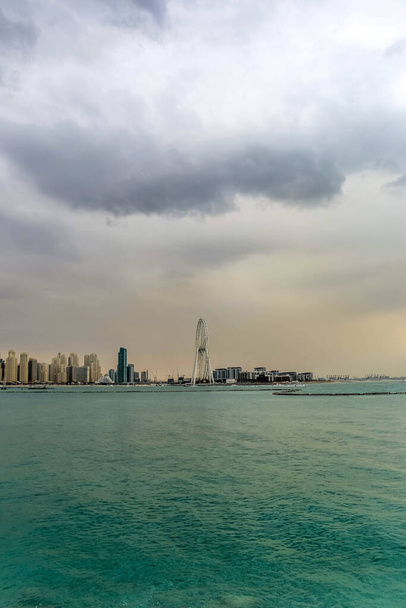 Удивительный вид на пляжи Джумейра и Дубай Марина Ватерфронт Skyscraper, Озил и бизнес Skyline в Дубай Марина, Объединенные Арабские Эмираты
 - Фото, изображение