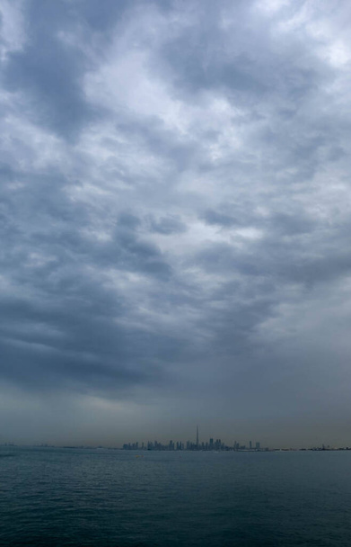 Drámai felhős égbolt és vihar az Arab-tenger felett - Fotó, kép
