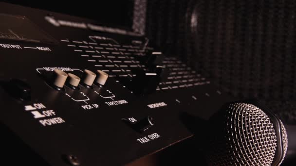 Retro Audio mixážní pult s VU měřiči pro audio kanály.Natočeno ve 4K, 50fps - Záběry, video