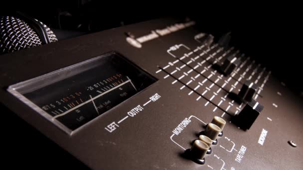 Retro Audio Mixing konsola z miernikami VU do kanałów audio.Filmowane w rozdzielczości 4K, 50fps - Materiał filmowy, wideo