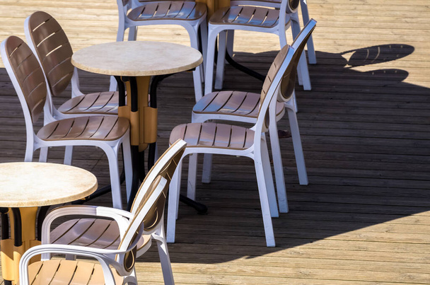 CAFE IN THE SUNSHINE - Tische im Restaurantgarten - Foto, Bild