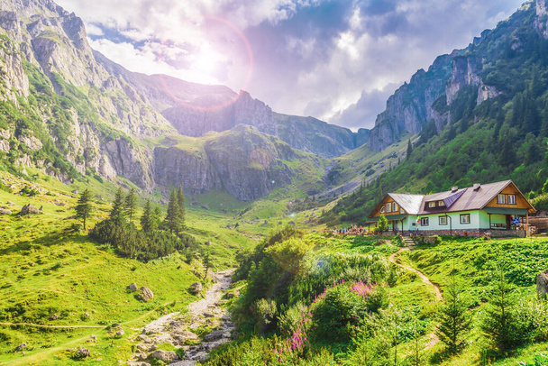 Εξοχική κατοικία Malaiesti στην κοιλάδα Malaiesti, βουνά Bucegi, Ρουμανία. - Φωτογραφία, εικόνα