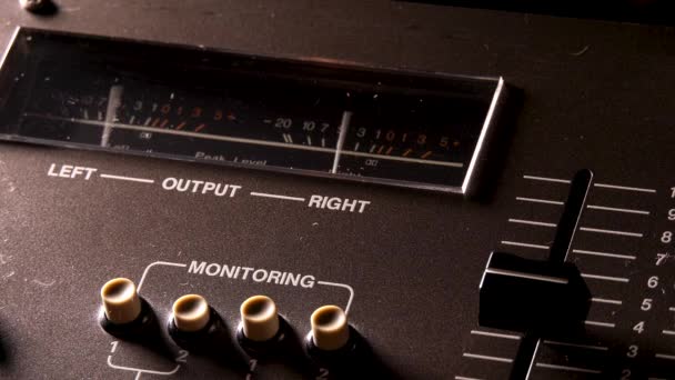 Console de mixage audio rétro avec compteurs VU pour canaux audio. Filmé en 4K, 50fps - Séquence, vidéo
