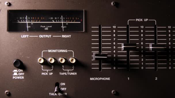 Retro Audio Mixing console met VU meters voor audio kanalen.Gefilmd in 4K, 50fps - Video