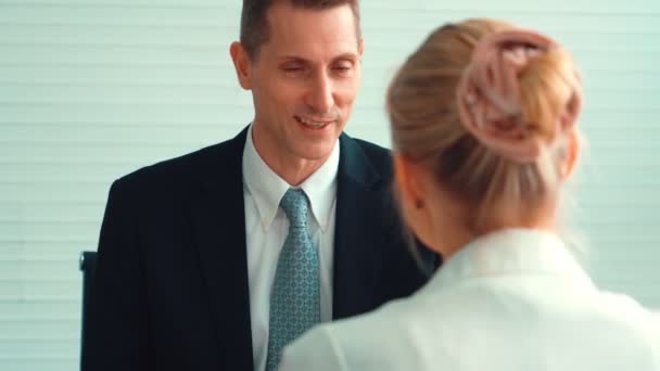 Buscador de empleo en la entrevista de trabajo reunión con el gerente - Imágenes, Vídeo