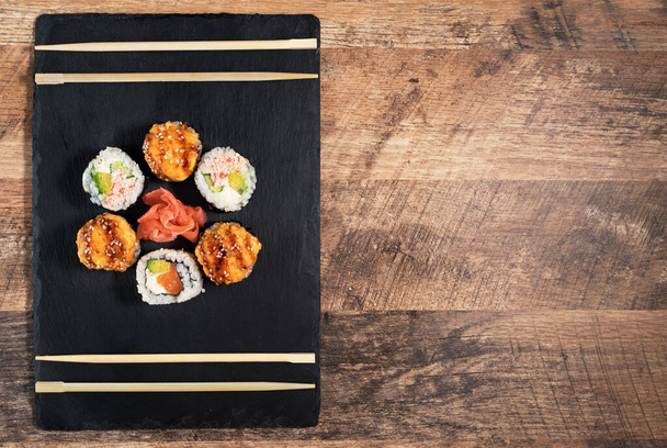 Ensemble de rouleaux de sushi sur la plaque noire. Nourriture japonaise. - Photo, image