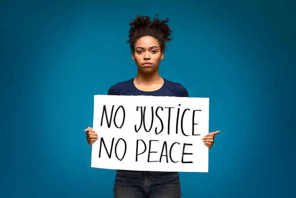 Afroamericano ragazza holding cartello No Justice No Peace - Foto, immagini