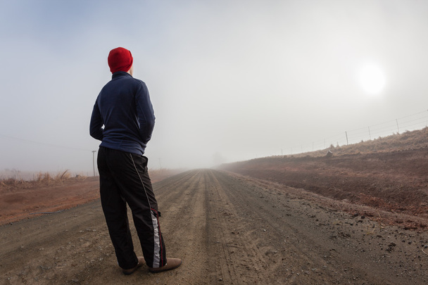 έφηβος δρόμο ομίχλη μελλοντικές - Φωτογραφία, εικόνα