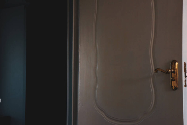 open white door with a golden handle overlooking the corridor - Foto, immagini