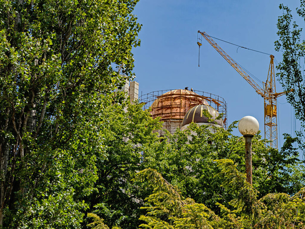 Installers Revet A Golden Patina a kupola egy ortodox egyház építése alatt az egyik kerületben Odessa - Fotó, kép