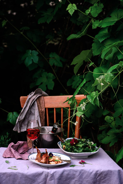 Codorniz con polenta y salsa de arándanos. Enfoque rustic.selective al aire libre photo.style
 - Foto, imagen
