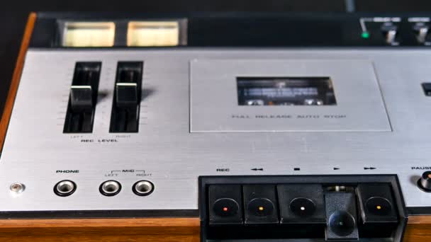 Vecchio lettore di cassette che suona musica in stile retrò. 4k Ultra HD. - Filmati, video
