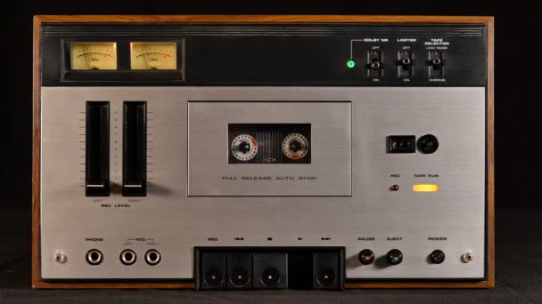 Oude cassettespeler speelt muziek retro stijl. 4k Ultra HD. - Video