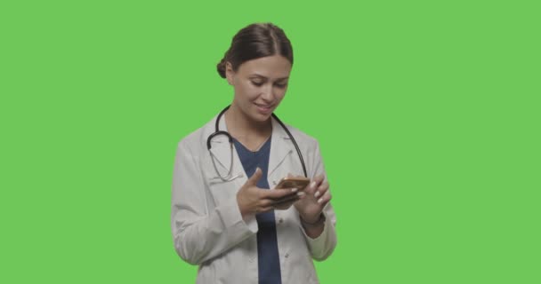 Portrait of female doctor on green screen - Video
