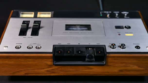 Vecchio lettore di cassette che suona musica in stile retrò. 4k Ultra HD. - Filmati, video