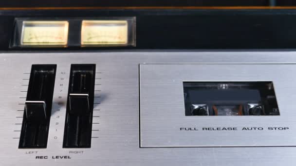 Antiguo reproductor de casetes que reproduce música de estilo retro. 4k Ultra HD
. - Metraje, vídeo