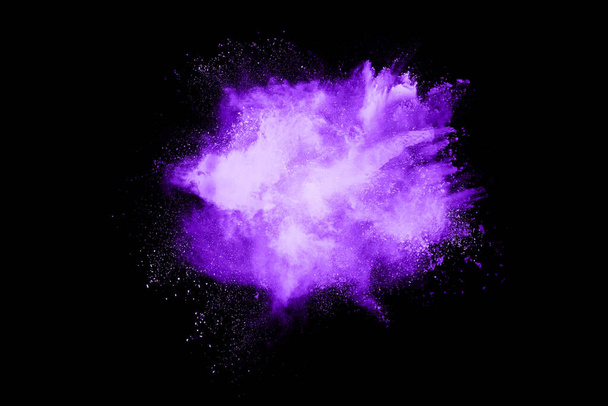 Explosion lila Pulvers auf schwarzem Hintergrund. Farbige Wolke. Bunter Staub explodiert. Holi bemalen. - Foto, Bild