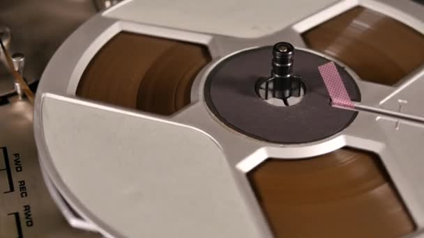 Studyjne ujęcie starego stożkowego kołowrotka Vintage Reel to Reel odtwarzającego muzykę - Materiał filmowy, wideo