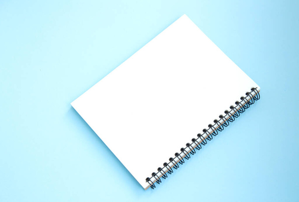Offenes weißes Notizbuch auf mintfarbenem Hintergrund. Zurück zur Schule - Foto, Bild