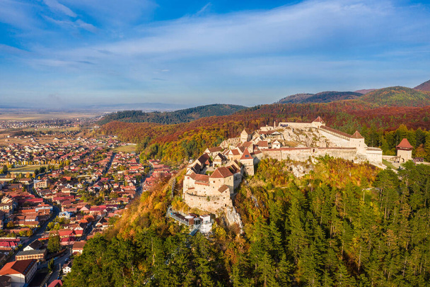 Landschaft mit Stadt Rasnov und mittelalterlicher Festung, Brasov, Siebenbürgen, Rumänien  - Foto, Bild