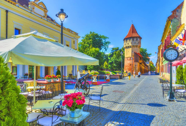 Little square and The Carpenters 'Tower in Sibiu stad, Transsylvanië, Roemenië. - Foto, afbeelding
