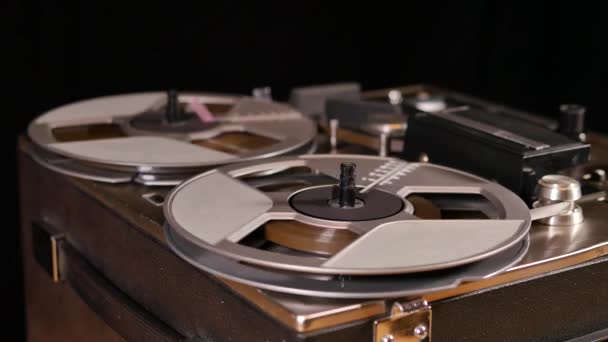 Captura de estudio de un viejo carrete Vintage a carrete taperecorder reproducción de música
 - Metraje, vídeo