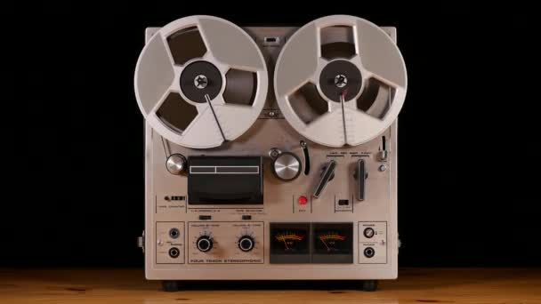 Studyjne ujęcie starego stożkowego kołowrotka Vintage Reel to Reel odtwarzającego muzykę - Materiał filmowy, wideo