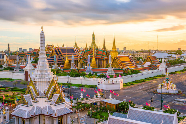 Bangkok, Thaiföld a Temple of the Emerald Buddha és a Grand Palace alkonyatkor. - Fotó, kép