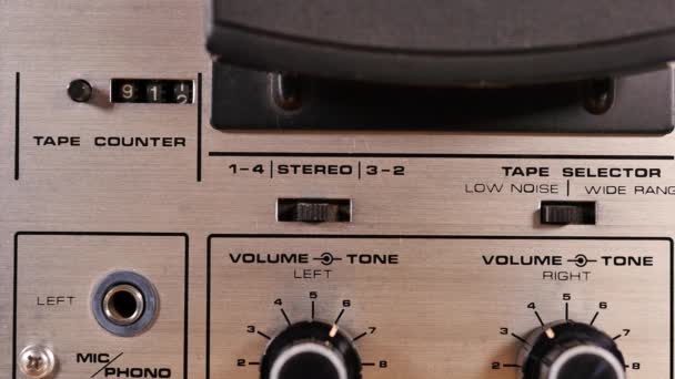Studio opname van een oude Vintage Reel naar Reel taperecorder afspelen van muziek - Video