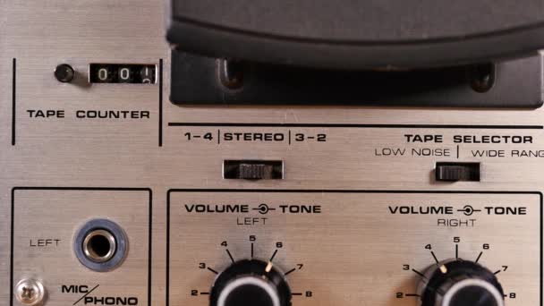 Studioaufnahme einer alten Vintage Reel to Reel Taperecorder, die Musik abspielt - Filmmaterial, Video