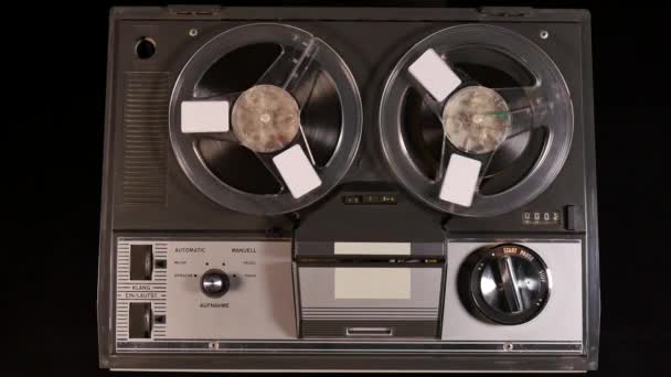 Studio záběr starého Vintage Reel to Reel taperecorder přehrávání hudby - Záběry, video