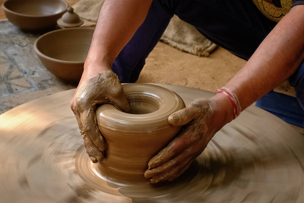 Potier indien mains au travail, Shilpagram, Udaipur, Rajasthan, Inde
 - Photo, image