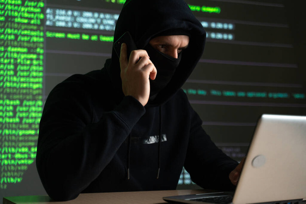 hacker using mobile smartphone calling for victim - Фото, зображення