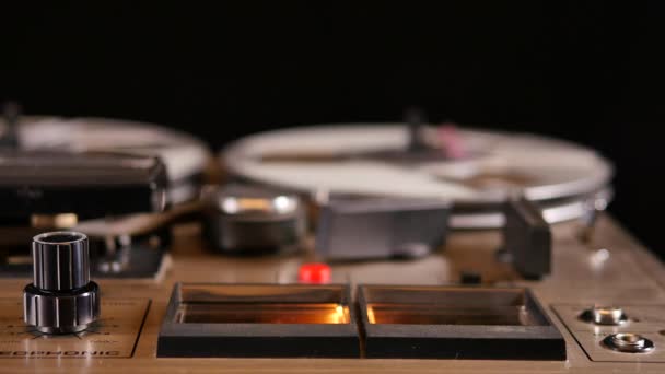 Στιγμιότυπο ενός παλιού Vintage Reel to Reel κασετόφωνο που παίζει μουσική.Κοντινό πλάνο των μετρητών VU.Κινηματογραφημένο σε 4K Ultra HD σε μαύρο φόντο. - Πλάνα, βίντεο