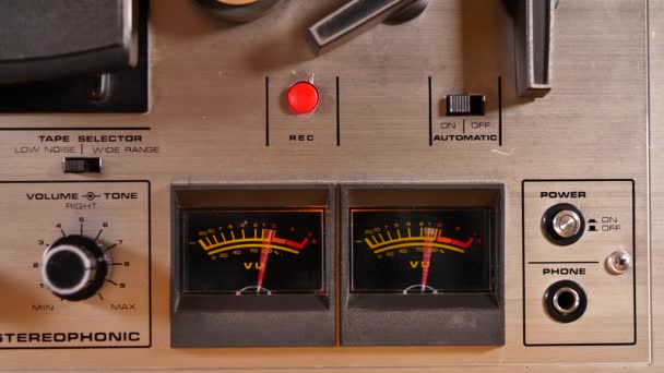 Studio záběr starého Vintage Reel to Reel taperecorder přehrávání hudby.Detailní záběr VU metrů.Natočeno v 4K Ultra HD na černém pozadí. - Záběry, video