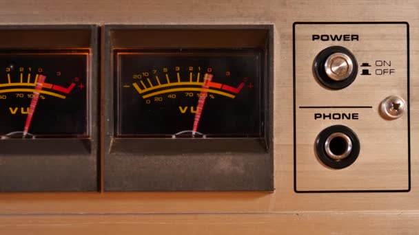 Stúdiófelvétel egy régi Vintage Reel to Reel kúpos magnóról zenéléssel.Közelkép a VU méterekről.4K Ultra HD-ben forgatták fekete háttérrel. - Felvétel, videó
