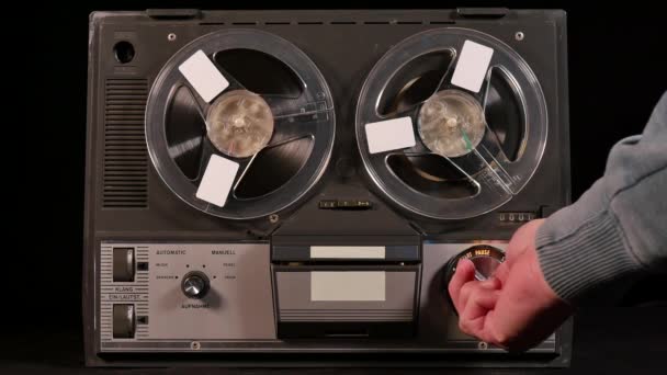 Studio girato di un vecchio mulinello vintage per bobina affusolatore riproduzione di musica - Filmati, video