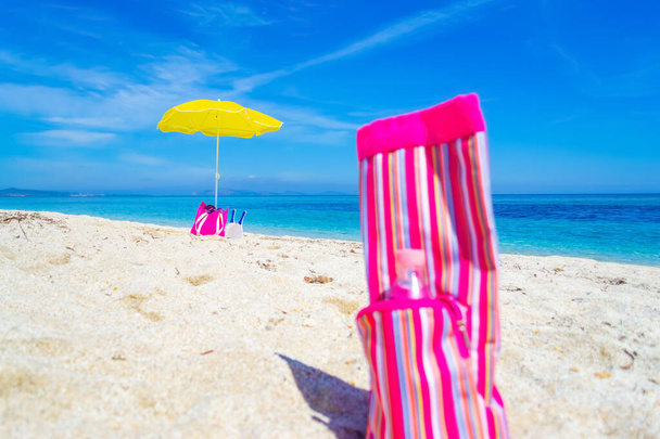 Bolso más fresco rosa sobre arena blanca en verano
 - Foto, imagen